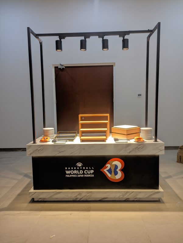 Booth display custom minimalis untuk pameran produk dengan branding logo perusahaan