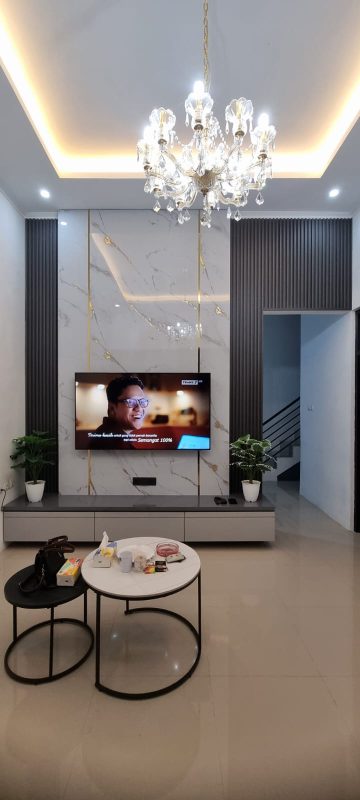 Backdrop TV ruang tamu minimalis dengan rak dan lampu LED