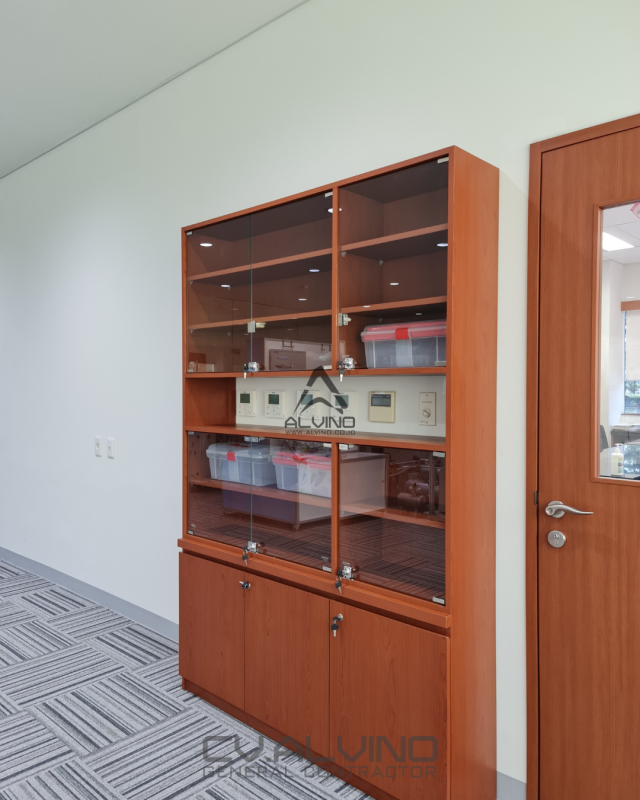 lemari kaca display pabrik industri kuat